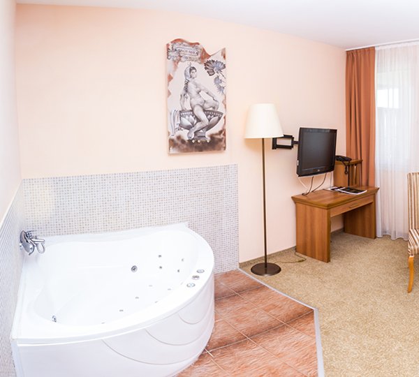 Suite with Round Bed and Jacuzzi